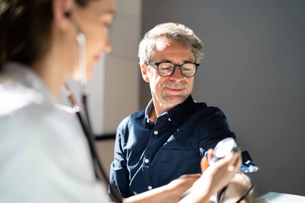 Healthcheck - Man getting blood pressure checked